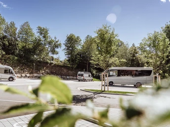 Ansicht Wohnmobilstellplatz vom Parkplatz