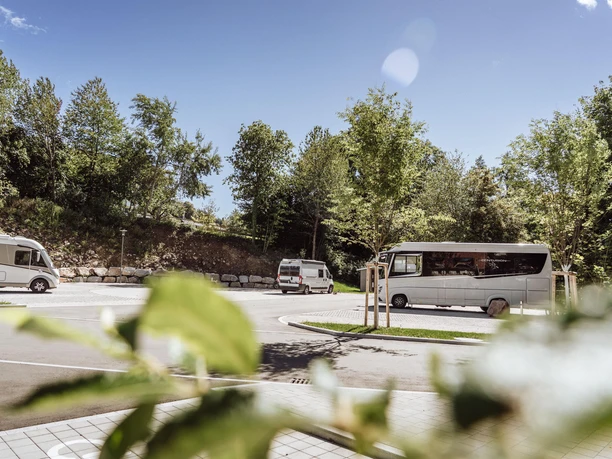 Ansicht Wohnmobilstellplatz vom Parkplatz