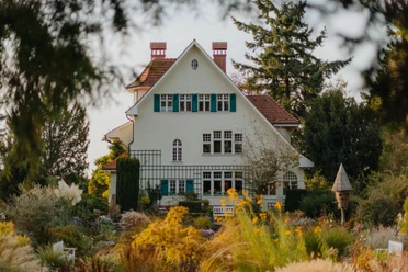 Blick auf das Wohnhaus von Karl Foerster aus dem Garten