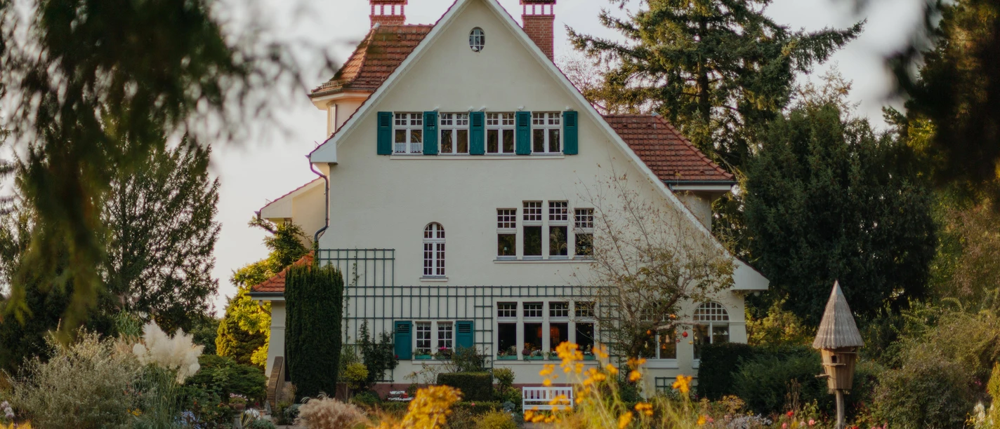 Karl-Foerster-Garten in Potsdam-Bornim Blick auf das Wohnhaus von Karl Foerster aus dem Garten