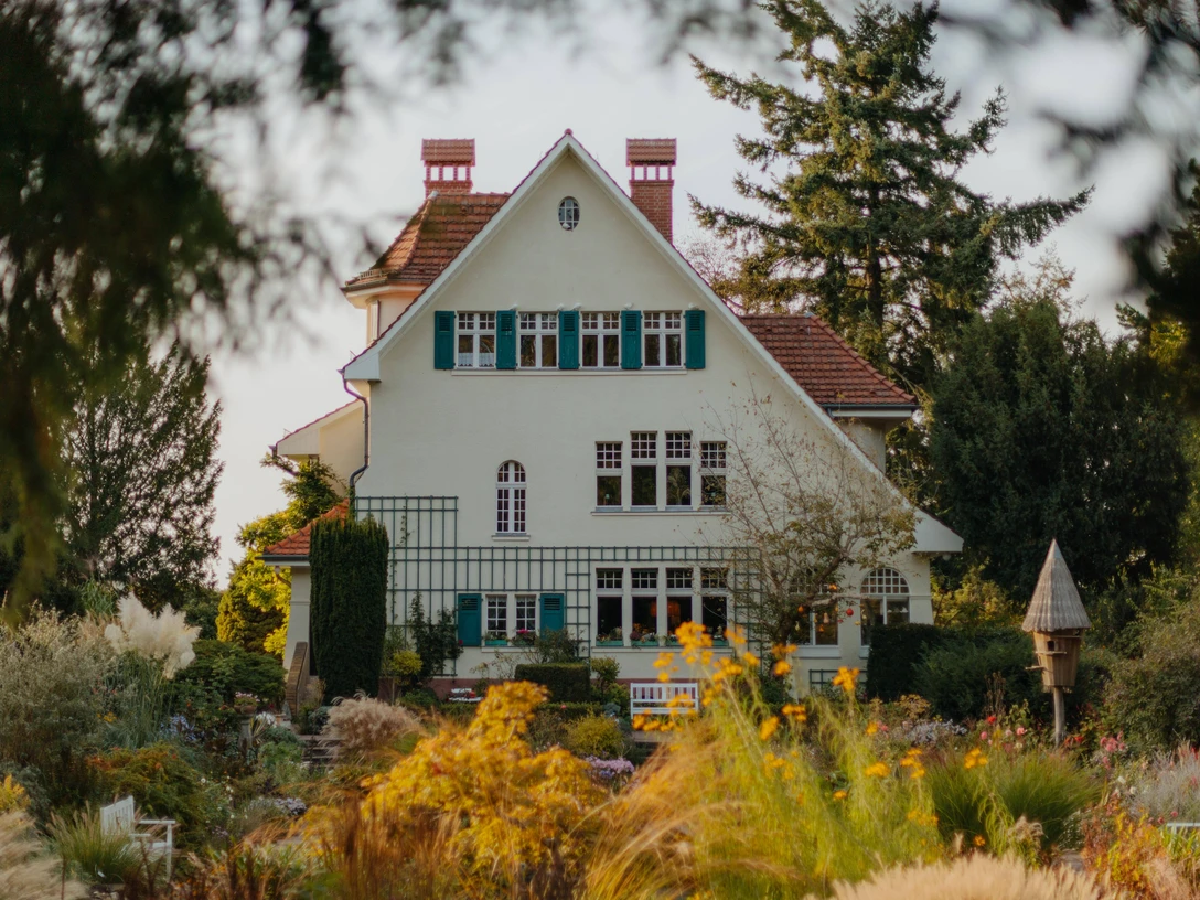 Karl-Foerster-Garten in Potsdam-Bornim_Blick auf Wohnhaus und Senkgarten (c) PMSG Julia Nimke.jpg