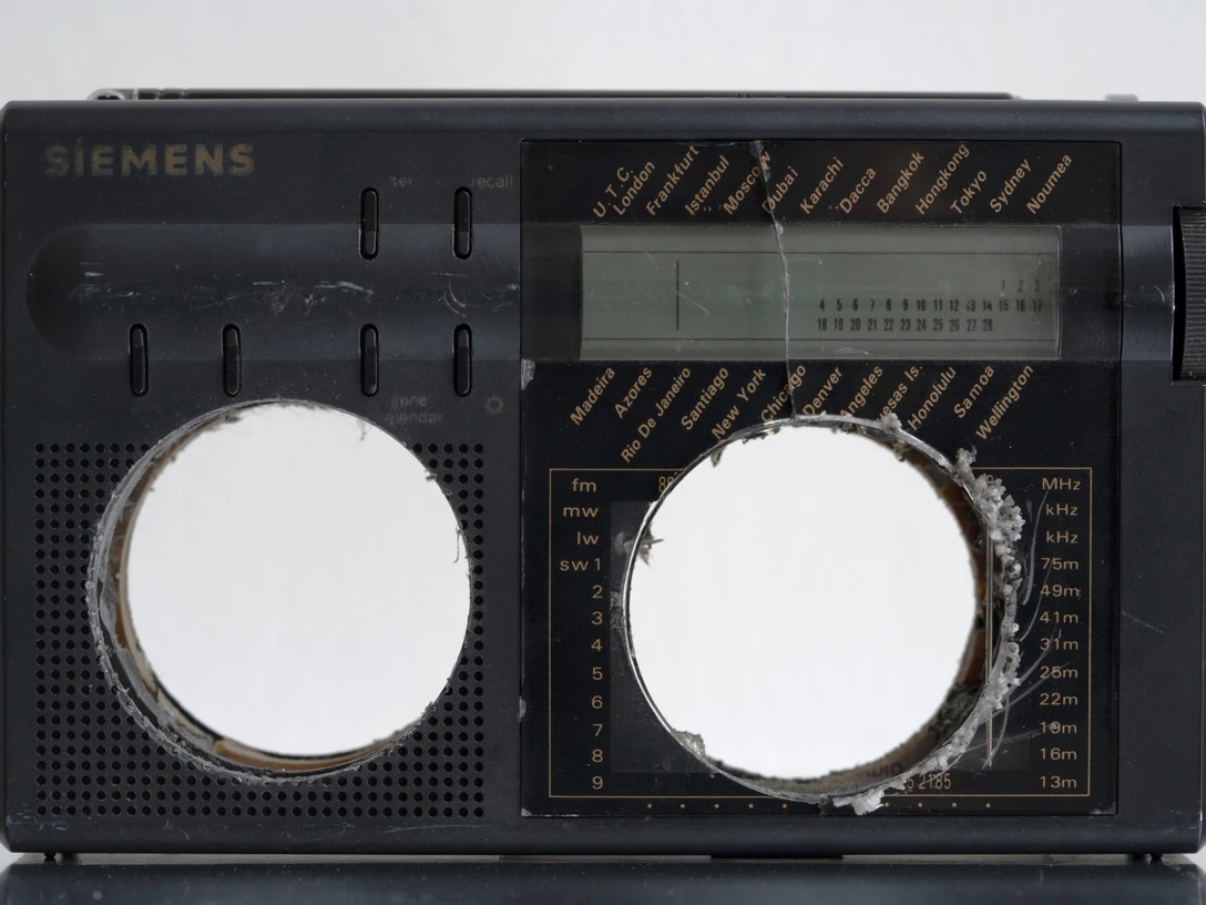 Andrzej Steinbach, ohne Titel (Weltempfänger), 2024 © Andrzej Steinbach und VG Bild-Kunst, Bonn 2025.jpg