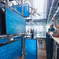 Ein medial inszenierter Sardinenschwarm ist Teil der Eingangsinstallation im MEERESMUSEUM, die von drei Stockwerken aus erlebbar ist