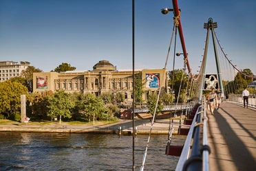 Dauerausstellung im Städe Museum Fußgänger auf dem Holbeinsteg mit Blick auf das Städel Museum in Frankfurt.