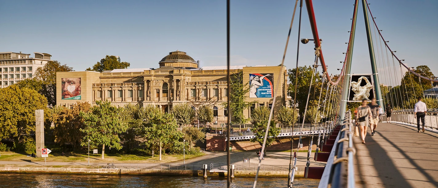 Dauerausstellung im Städe Museum Fußgänger auf dem Holbeinsteg mit Blick auf das Städel Museum in Frankfurt.