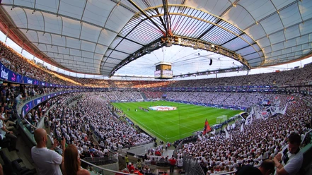 Die Heimat der Eintracht Volles Stadion im Deutsche Bank Park vor Anpfiff eines Fußballspiels.