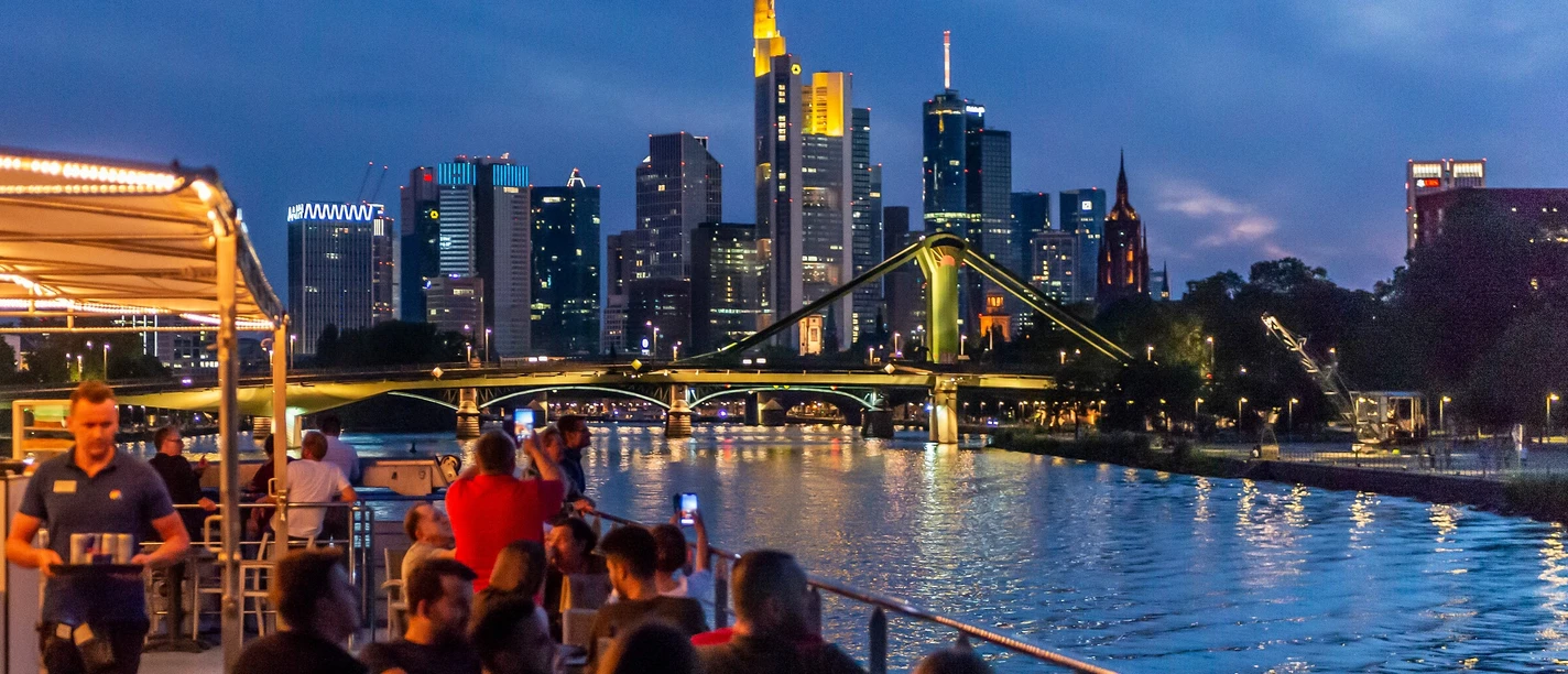 Frankfurt bei Nacht Abendliche Bootsfahrt mit Blick auf die Skyline von Frankfurt am Main.