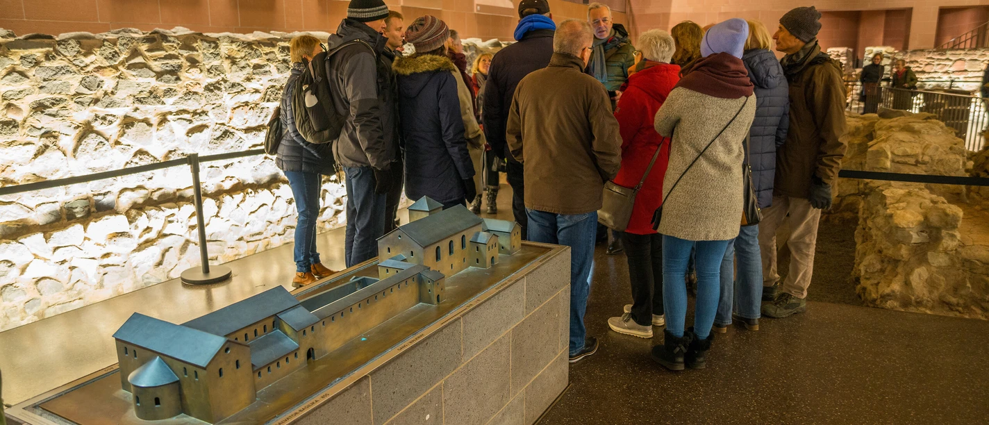 Adventserlebnis Gruppe bei Führung durch historische Ausgrabungen in Frankfurt am Main.
