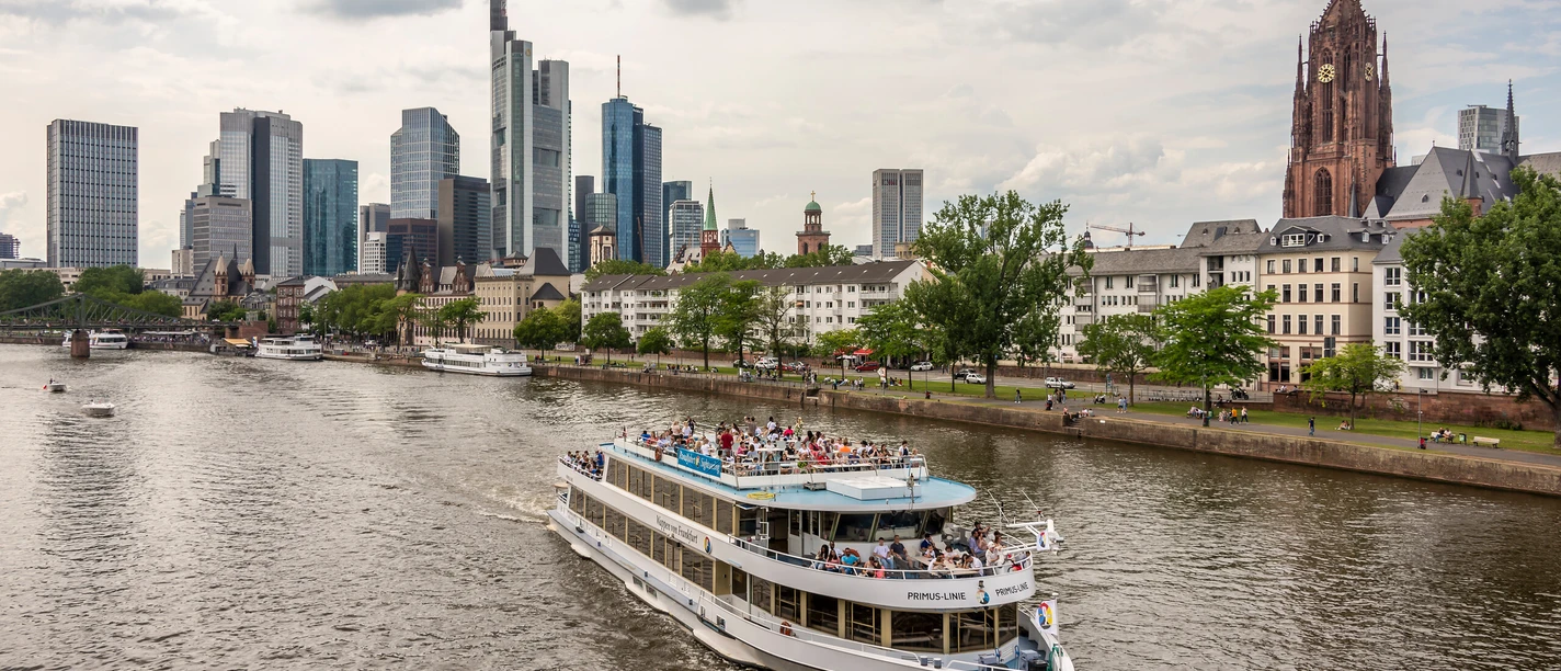 Auf dem Main Ausflugsschiff auf dem Main vor Skyline und Dom von Frankfurt am Main.