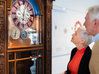 Astronomische Kunstuhr mit Besuchern