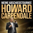 Howard Carpendale während seiner Abschiedstournee auf einer Bühne im Rampenlicht, singend und gestikulierend.