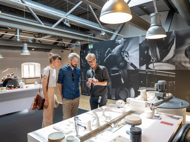 Das Fürstenberg-Museum in Höxter zeigt Menschen bei der Erkundung einer Porzellanausstellung.
