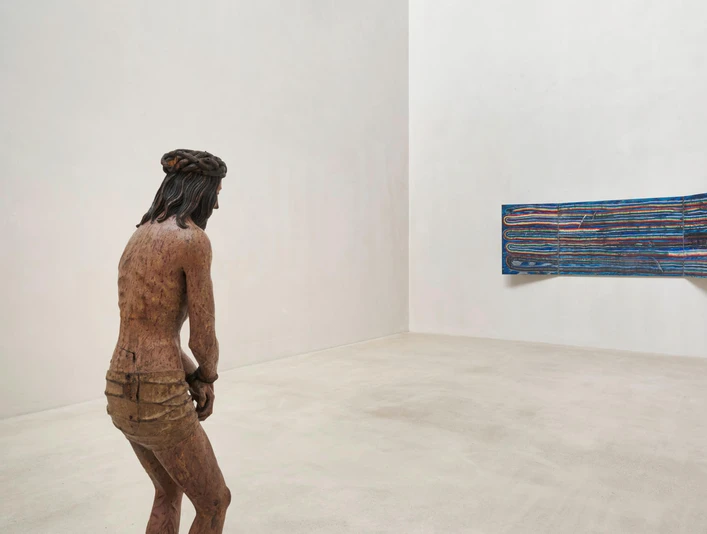 Ecce homo Köln, um 1460– 1500, Lindenholz mit vier Fassungen Holzskulptur eines Mannes mit Dornenkrone in schlichtem, hellen Raum.Wooden sculpture of a man with a crown of thorns in a simple, bright room.