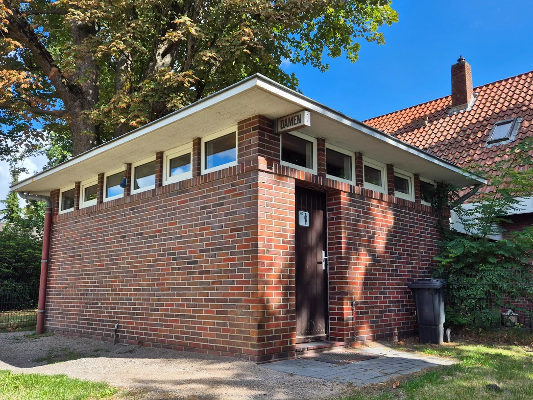 Öffentliche Toilette Denkmalsplatz.jpg