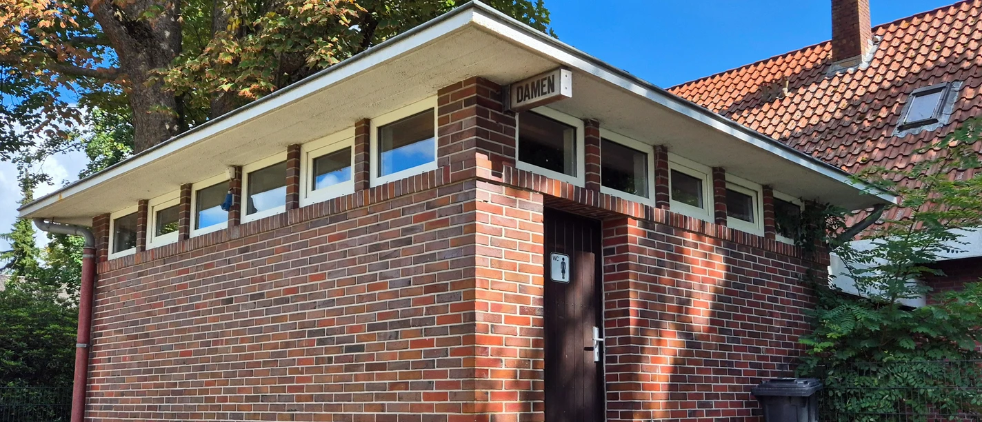 Öffentliche Toilette Denkmalsplatz.jpg