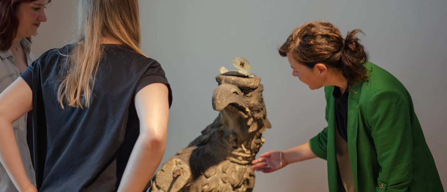 Führungen im Brandenburg Museum 3 Frauen betrachten ein Exponat bei einer Führung durch das Brandenburg Museum