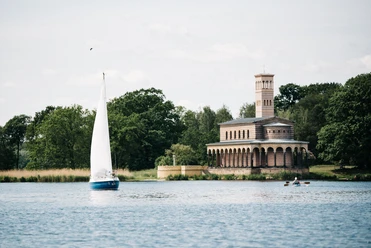 Sacrower Heilandskirche Ein Segelboot und die Sacrower Heilandskirche vom Wasser aus