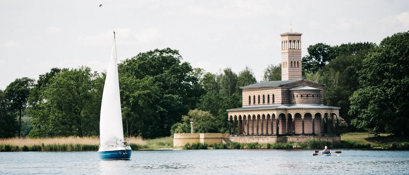 Sacrower Heilandskirche Ein Segelboot und die Sacrower Heilandskirche vom Wasser aus