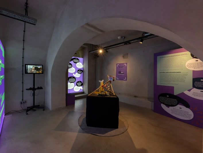 View of the exhibition Ein moderner Ausstellungsraum mit interaktiven Tafeln und Beleuchtung in einem Gewölbebogen.A modern exhibition space with interactive panels and lighting in a vaulted arch.