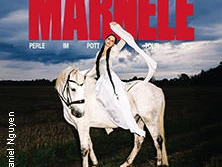 Eine Frau in weißem Kleid sitzt stolz auf einem weißen Pferd vor einem düsteren, wolkenreichen Himmel.