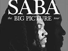 Schwarzweiß-Porträt von SABA mit dreadlocks, seitlich gedreht, Aufschrift "the BIG PICTURE tour".