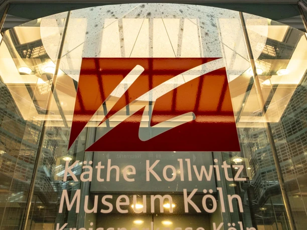 Käthe-Kollwitz-Museum in Köln, Eingang mit gläserner Fassade und Schriftzug "Aufzug zum Museum".