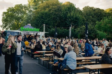 Apéro Markt in Köln Menschen genießen den Apero-Markt im Freien an einem sonnigen Tag. Es herrscht fröhliche Stimmung.