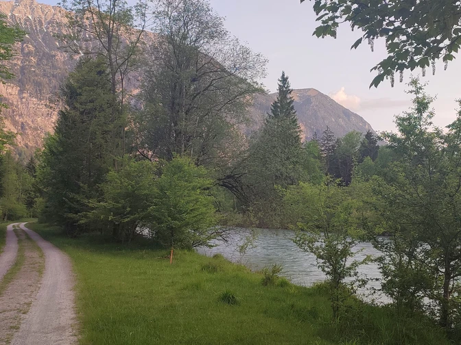 Loisachuferweg rechts von Eschenlohe Richtung Oberau