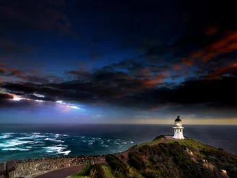 Pressebild Neuseeland - Cape Reinga.JPG Ein Leuchtturm vor beeindruckender Kulisse mit Meer und Wolken
