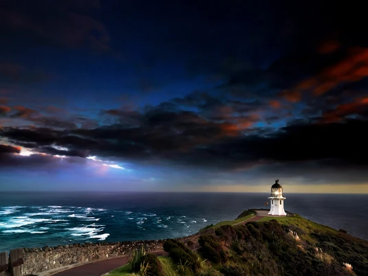 Pressebild Neuseeland - Cape Reinga.JPG Ein Leuchtturm vor beeindruckender Kulisse mit Meer und Wolken