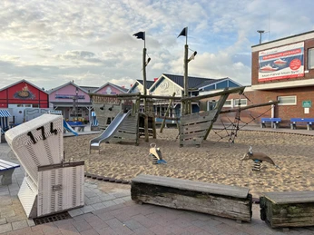 Spielplatz am Lister Hafen mit Sitzmöglichkeiten