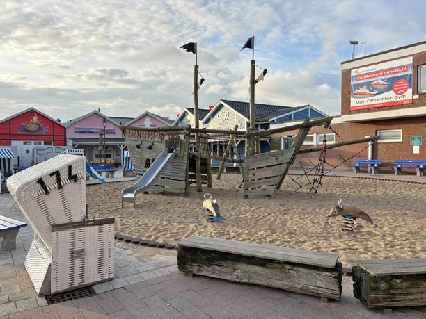 Spielplatz am Lister Hafen mit Sitzmöglichkeiten