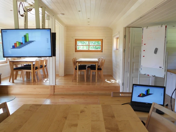 Baumhaushotel Solling - Konferenzwagen Innenansicht.jpg