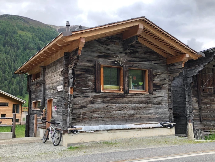 Gämschi an der Furkastrasse