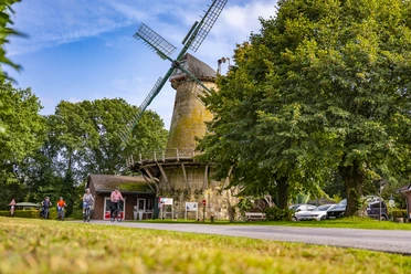 Enkings Mühle mit Fahrradfahrern Enkings Mühle mit Fahrradfahrern