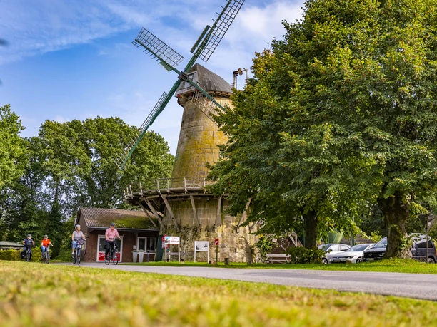 Enkings Mühle mit Fahrradfahrern Enkings Mühle mit Fahrradfahrern