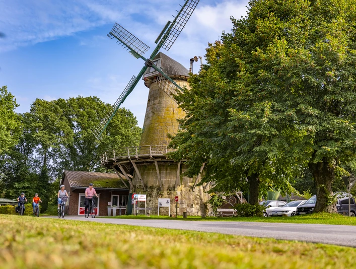 Enkings Mühle mit Fahrradfahrern Enkings Mühle mit Fahrradfahrern