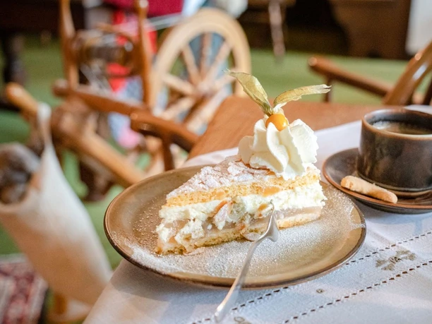 Kuchen_und_spinnrad_c__Cafe_Alt-Willingen.jpg