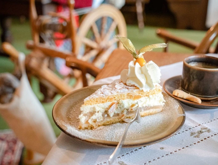 Kuchen_und_spinnrad_c__Cafe_Alt-Willingen.jpg