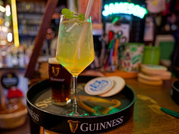 Leckere Getränke in Dingle`s Irish Pub in Mettmann Guinness-Tablett mit zwei Bieren und dekoriertem Longdrink in irischem Pub.
