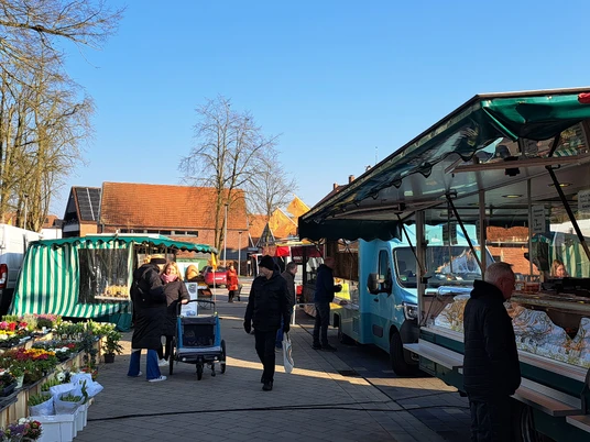 Wochenmarkt Fürstenau Verkaufsstände und Menschen auf einem Markt an einem sonnigen Tag mit blauem Himmel.Stalls and people at a market on a sunny day with a blue sky.Boder og mennesker på et marked på en solrig dag med blå himmel.Kraampjes en mensen op een markt op een zonnige dag met een blauwe lucht.