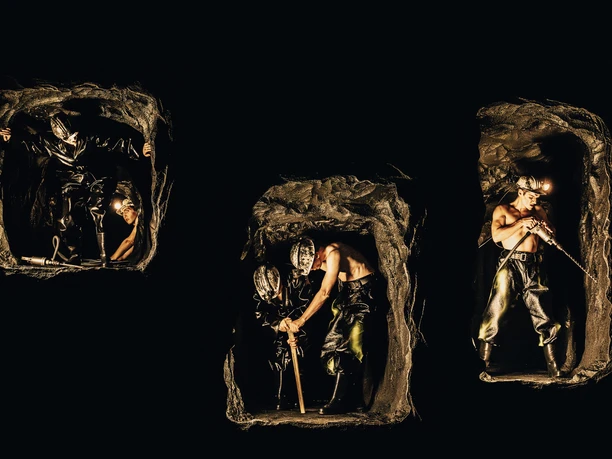 PR01_Rummelplatz__C__Nasser_Hashemi.jpg Drei beleuchtete Bergmannsfiguren in individueller Pose in dunkler Höhle.