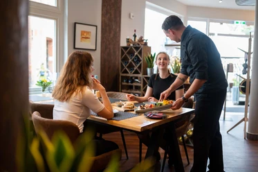 Eutin-Gastronomie-Stumpfes Eck-Essen.jpg Zwei Freundinnen bekommen im Bistro Stumpfes Eck in Eutin ihr Essen serviert