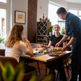 Eutin-Gastronomie-Stumpfes Eck-Essen.jpg Zwei Freundinnen bekommen im Bistro Stumpfes Eck in Eutin ihr Essen serviert