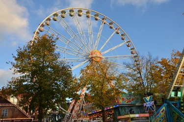gallimarkt-riesenrad-von-unten-stadt-leer-ostfriesland.jpg The picture shows the Ferris wheel from the Gallimarkt