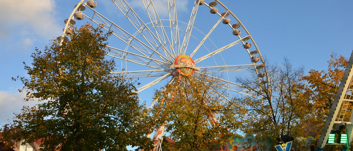gallimarkt-riesenrad-von-unten-stadt-leer-ostfriesland.jpg De foto toont het reuzenrad van de Gallimarkt
