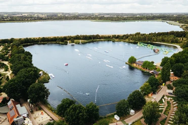 Alfsee aus der Vogelperspektive Luchtfoto van de Alfsee, met meer, omliggende groene gebieden en recreatiefaciliteiten.