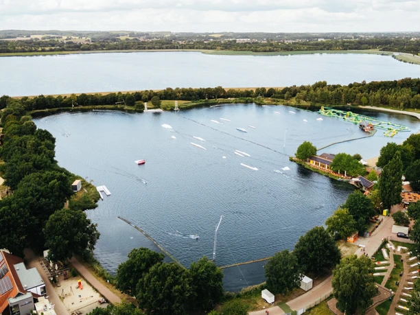 Alfsee aus der Vogelperspektive Luftaufnahme des Alfsee, mit Seeanlage, umliegenden Grünflächen und Freizeitangeboten.