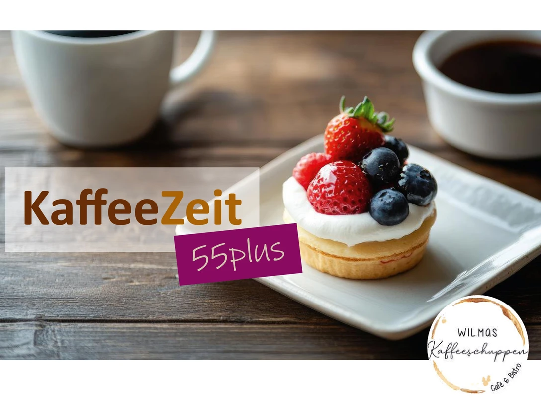KaffeeZeit.jpg Eine Kaffeetasse und ein Beerenkuchen auf einem Teller neben dem Schriftzug „KaffeeZeit 55plus“.