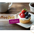 KaffeeZeit.jpg Eine Kaffeetasse und ein Beerenkuchen auf einem Teller neben dem Schriftzug „KaffeeZeit 55plus“.
